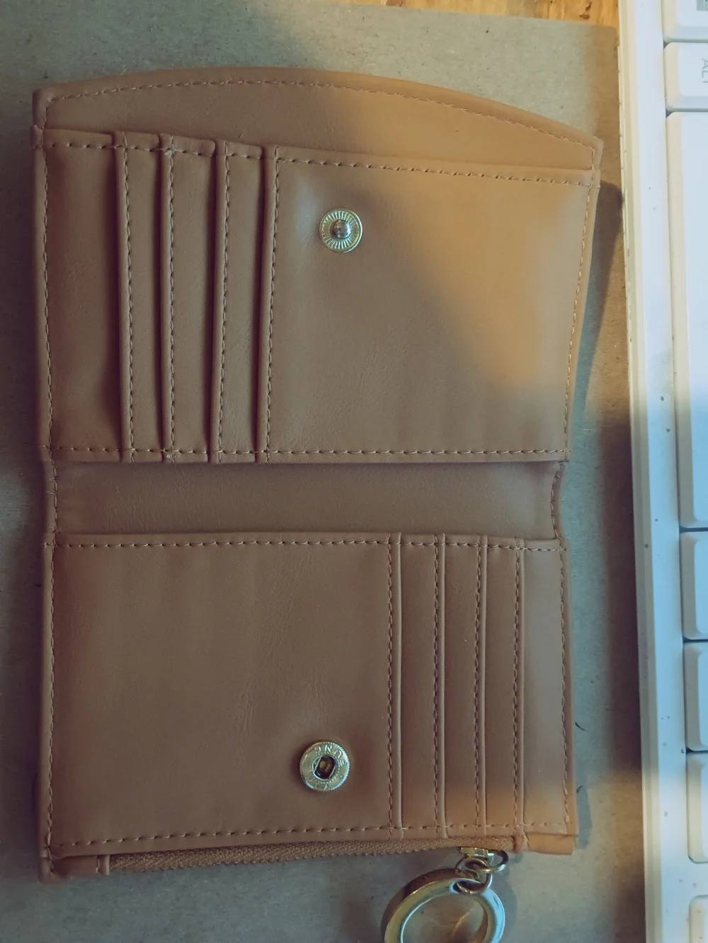 Steve Madden compact steve